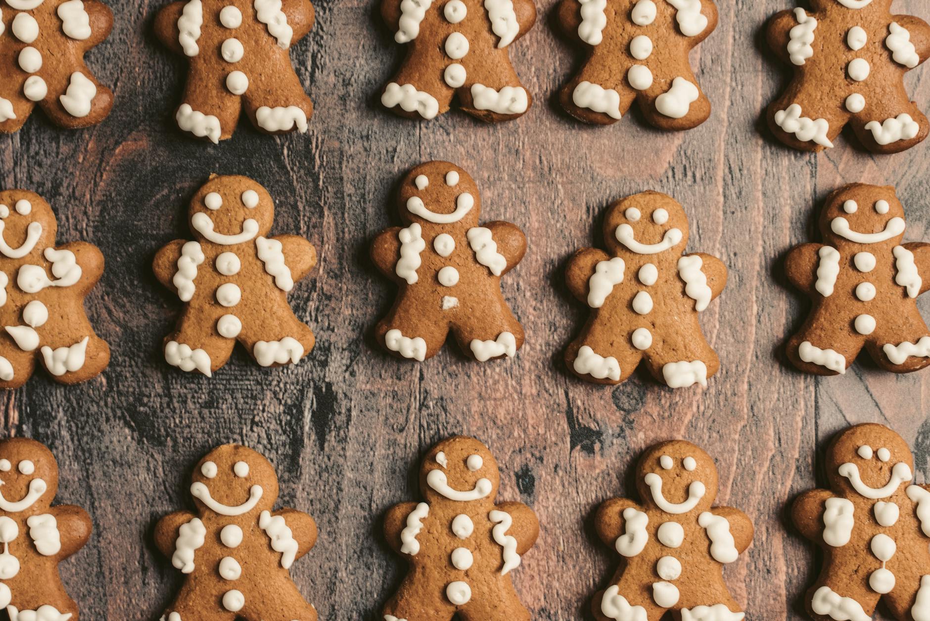 close up photo of cookies on wooden surface